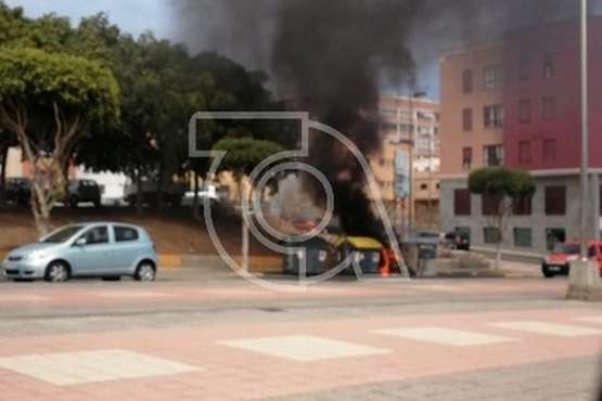 Incendio de un contenedor en la rambla de Pedro Lezcano (Foto TA)